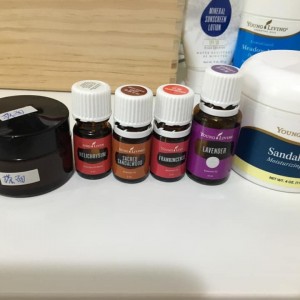 天氣又熱又曬，我每天都要外出工作，塊面巳經出班又出疣，又加上自己皮膚容易敏感，自己很少搽出面面霜及防曬（因用面上出粒粒）自從用了YL產品後，皮膚好了不少